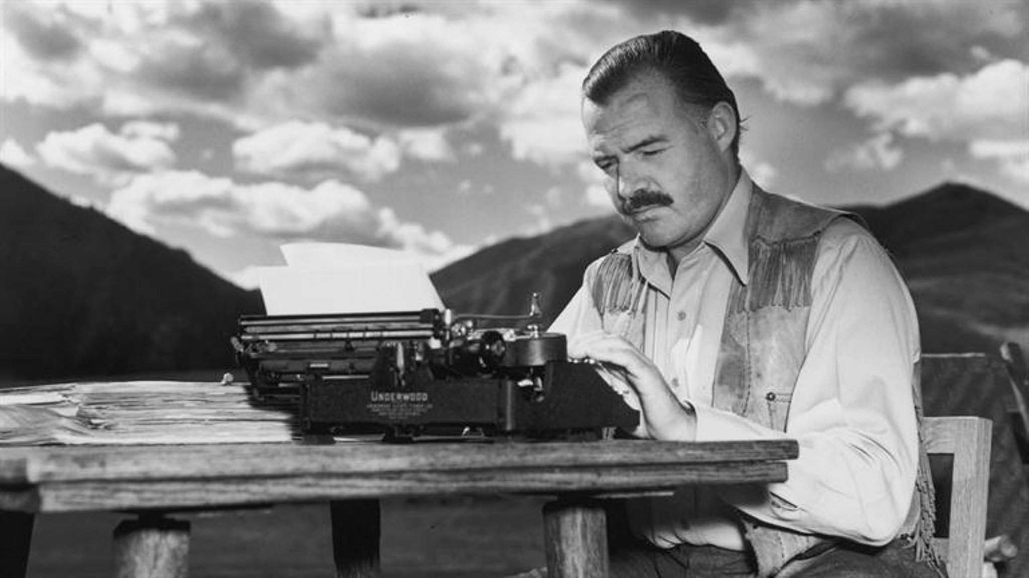 Ernest Hemingway escrevendo